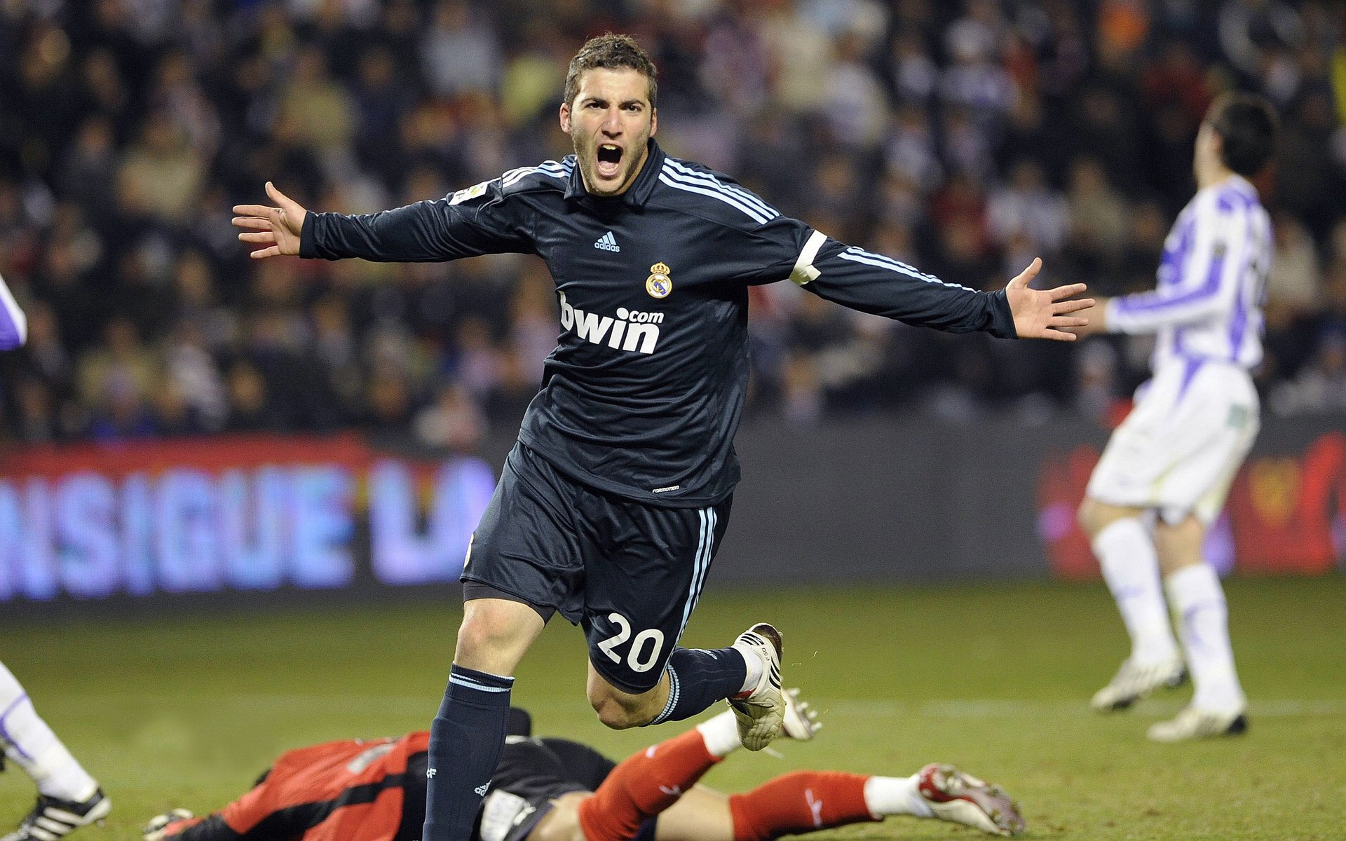 巴黎圣日尔曼豪掷巨资签约欧洲多名顶级球员，巴黎圣日尔曼转会新闻